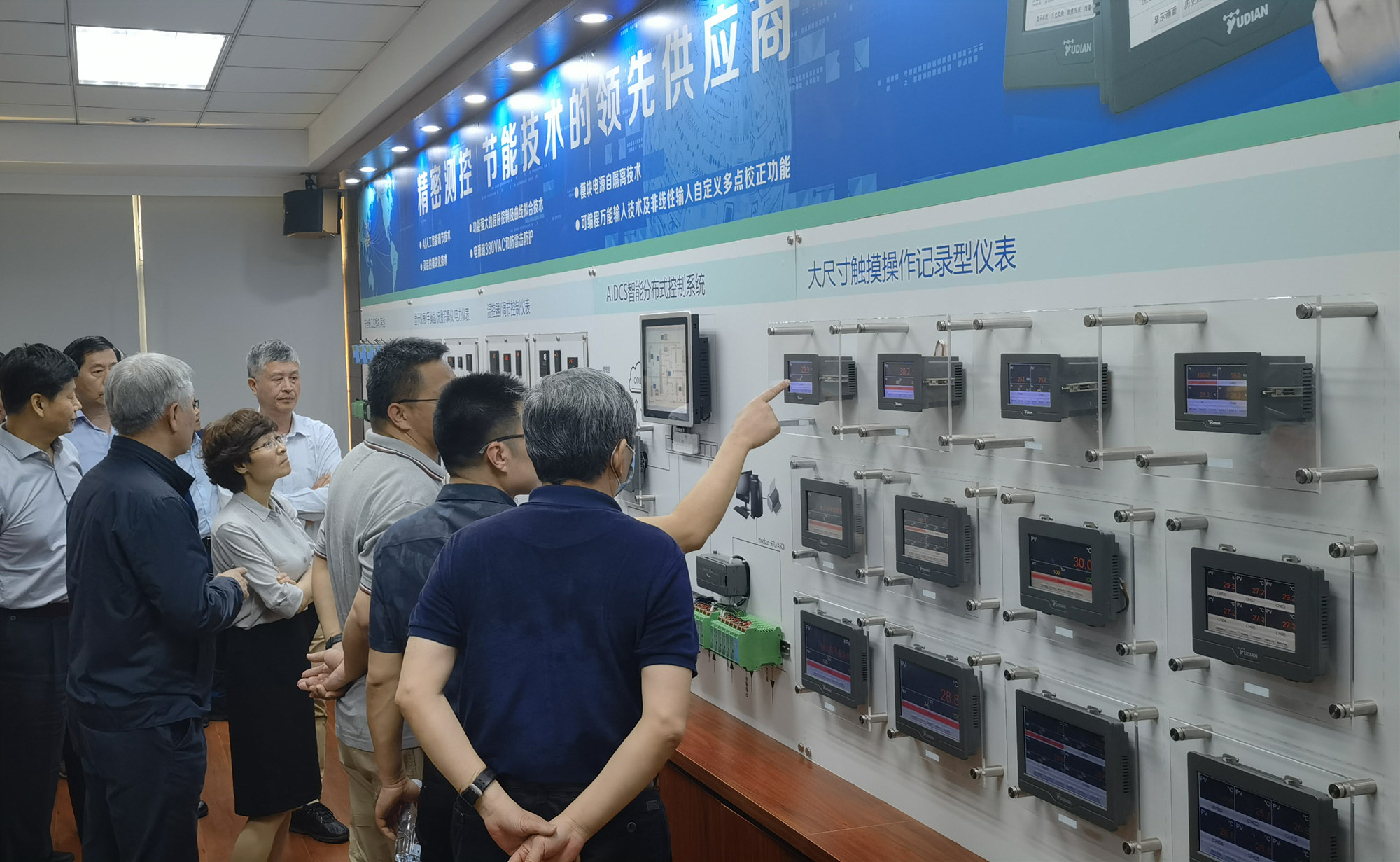 與會(huì)專家參觀宇電2_副本.jpg